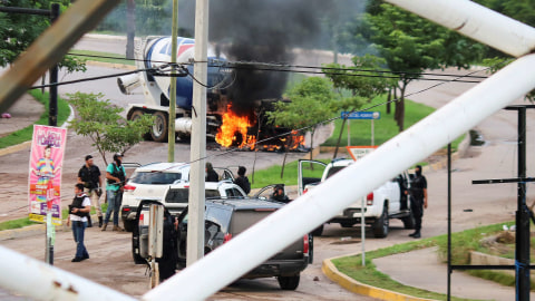 Sejumlah pria bersenjata terlihat saat bentrokan gangster dengan pasukan pemerintah, di Culiacan, negara bagian Sinaloa, Meksiko. Foto: Reuters