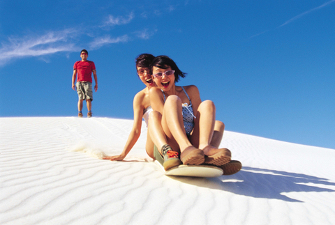 Wisatawan bermain sandboarding di Lancelin, Australia Barat. Foto: Dok. Tourism Western Australia