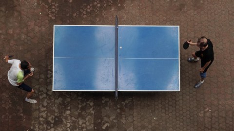 Sejumlah warga bermain tenis meja di Pasar Grogol, Jakarta Barat, Minggu, (27/1). Foto: Jamal Ramadhan/kumparan