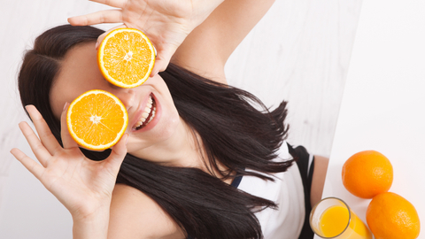 Ilustrasi makan jeruk. Foto: Shutter Stock