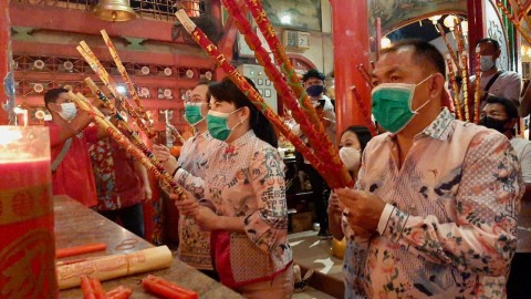 Foto: Ibadah Malam Tahun Baru Imlek di Singkawang