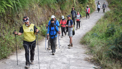 Pendaki Gunung Rinjani yang sempat terjebak longsor akibat gempa bumi tiba di Pos Bawaknao, Sembalun, Lombok Timur, NTB, Senin (30/7). Foto: ANTARA FOTO/Akbar Nugroho Gumay