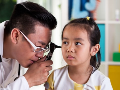Anak Melakukan Pemeriksaan Telinga di Dokter THT. Foto: Shutter Stock