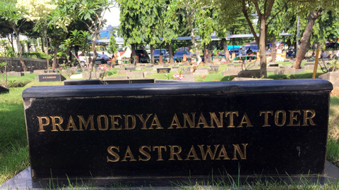 Makam Pramoedya Ananta Toer di Karet Bivak Foto: Nesia Qurrota A'yuni/kumparan