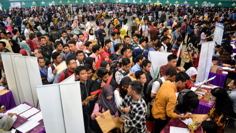 Para pencari kerja memadati arena Job Fair Dinas Tenaga Kerja (Disnaker). Foto: ANTARA FOTO/Umarul Faruq