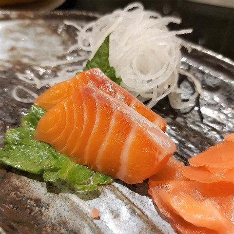 Salmon sashimi di restoran Edogin, Hotel Mulia Senayan, Jakarta Foto: Azalia Amadea/Kumparan