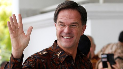 Perdana Menteri Belanda Mark Rutte melambai dalam pertemuannya dengan Presiden Indonesia Joko Widodo di Istana Presiden di Bogor. Foto: REUTERS / Willy Kurniawan