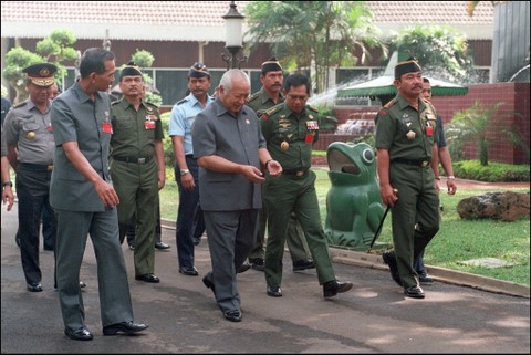 Presiden Indonesia Suharto (tengah) berjalan dengan Menteri Pertahanan Edi Sudrajat (kiri) Pdan Panglima Angkatan Darat Jenderal Wismoyo Arismundar (ke-2) dan Kepala Staf Jenderal Feisal Tanjung (kanan), 20 Juli 1994. Foto: JOHN MACDOUGALL / AFP FILES / AFP