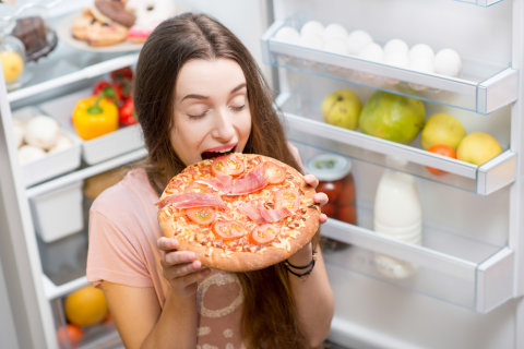Ilustrasi Makan Pizza Foto: RossHelen/Shutterstock