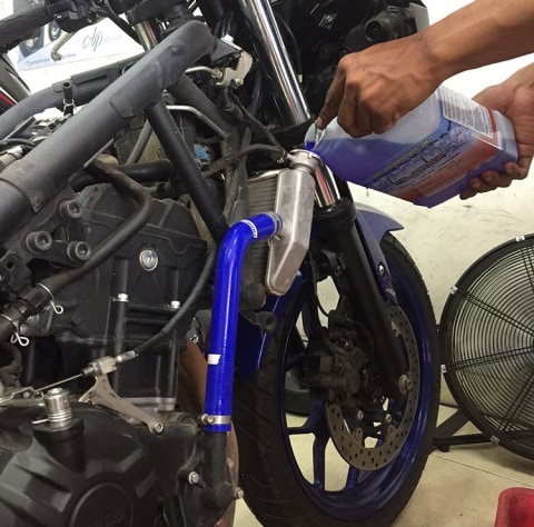 Ilustrasi mengganti air radiator sepeda motor. Foto: dok. Istimewa