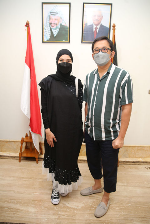 Artis Zaskia Mecca bersama suaminya Hanung Bramantyo saat ke Kedubes Palestina di Jakarta, Rabu, (19/5/2021). Foto: Ronny