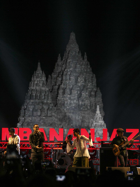 Grup musik Maliq & D'essentials tampil menghibur penonton pada Prambanan Jazz Festival 2019 di kawasan Taman Wisata Candi Prambanan, Sleman, DI Yogyakarta, Sabut (6/7). Foto: ANTARA FOTO/Hendra Nurdiyansyah