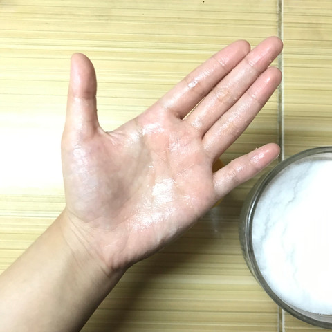 Ilustrasi menghilangkan bau bawang di tangan dengan garam dan baking soda. Foto: Ade Naura Intania/kumparan 