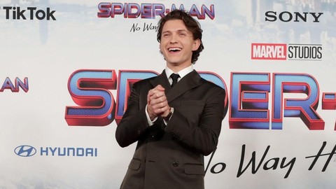 Pemeran Spiderman Tom Holland berpose saat pemutaran perdana film Spider-Man: No Way Home di Los Angeles, California. Foto:  Instagram/@spidermanmovie