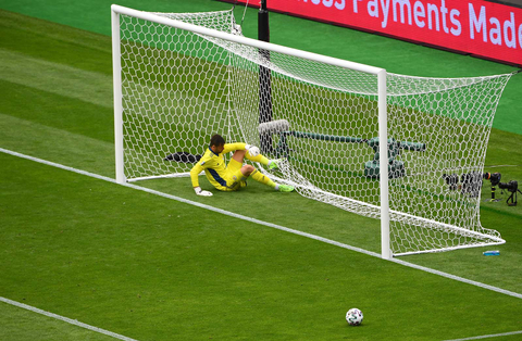 Top! Patrik Schick Pecahkan Rekor Gol Terjauh dalam Sejarah Euro (1)