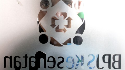 Warga antre mengurus kepesertaan Badan Penyelenggara Jaminan Sosial (BPJS) Kesehatan di Kabupaten Bogor, Jawa Barat, Senin (30/7). Foto: ANTARA FOTO/Yulius Satria Wijaya