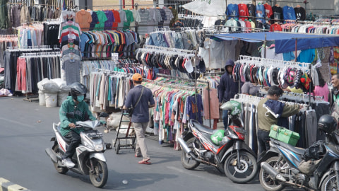 Pengendara motor di samping pedagang pakaian di Kawasan Senen, Jakarta.  Foto: Helmi Afandi Abdullah/kumparan 