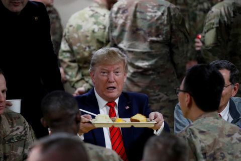 Presiden AS Donald Trump saat makan bersama pasukan AS selama kunjungan mendadak ke Pangkalan Udara Bagram, Afghanistan, Kamis (28/11/2019). Foto: REUTERS/Tom Brenner