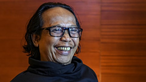 Mandra berpose saat menghadiri acara peluncuran poster dan trailer Film 'Akhir Kisah Cinta Si Doel' di Kemang Village XXI, Jakarta Selatan.  Foto: ANTARA FOTO/Muhammad Adimaja