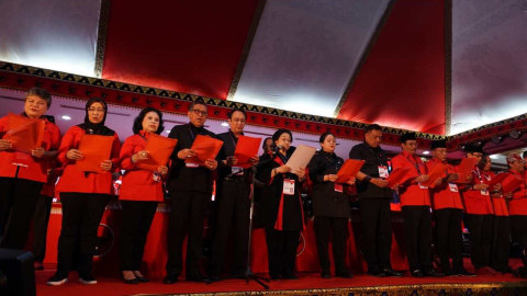 Ketua Umum PDIP Megawati Soekarnoputri (tengah) membacakan sumpah partai pada penutupan Kongres V PDIP, di Bali. Foto: Jamal Ramadhan/kumparan