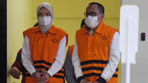 Bupati Probolinggo Puput Tantriana Sari (kiri) bersama suaminya yang juga anggota DPR Hasan Aminuddin mengenakan rompi tahanan KPK di gedung KPK, Jakarta, Selasa (31/8/2021) dini hari. Foto: Hafidz Mubarak A/ANTARA FOTO