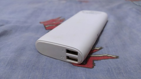 Ilustrasi powerbank. Foto: Faisal Rahman/kumparan