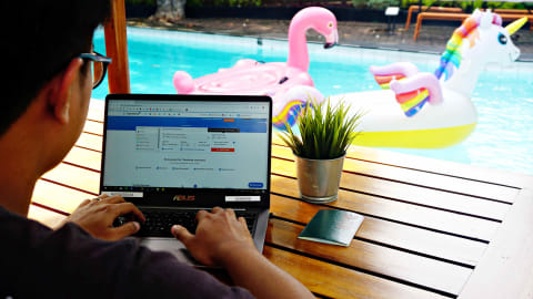 Ilustrasi mencari tiket pesawat di Traveloka. Foto: Abil Achmad Akbar/kumparan
