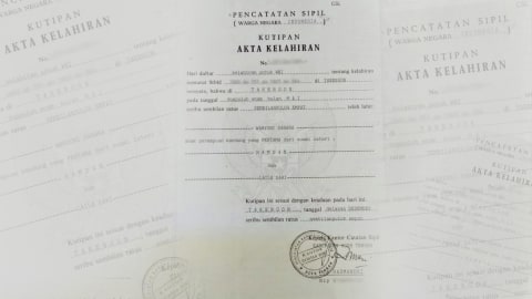 Ilustrasi akta kelahiran anak. Foto: Wahyuni Sahara/kumparan