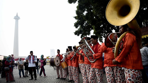 Kelompok musik mementaskan Tanjidor saat Lebaran Betawi 2019 di lapangan silang Monumen Nasional (Monas), Jakarta, Sabtu (20/7). Foto: ANTARA FOTO/M Risyal Hidayat