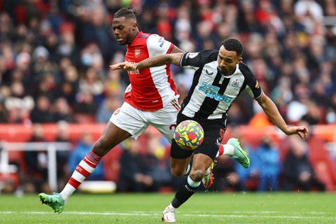 Pemain Arsenal Nuno Tavares beraksi dengan pemain Newcastle United Callum Wilson di Stadion Emirates, London, Inggris, Sabtu (27/11). Foto: David Klein/REUTERS