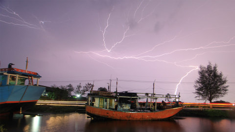 Suasana hujan lebat disertai petir. Foto: ANTARA FOTO/Dedhez Anggara