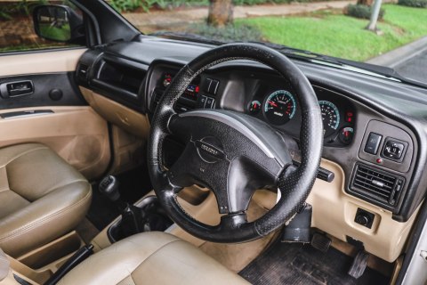 isuzu panther spesifikasi fitur