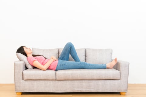 Ilustrasi Perempuan bermalas-malasan. Foto: Dok. Shutterstock