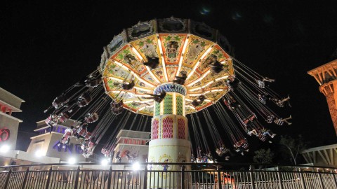 Pengunjung bermain wahana Ontang-Anting saat mengunjungi Dufan Night di Taman Impian Jaya Ancol, Jakarta, Jumat (7/1/2022). Foto: Dhemas Reviyanto/ANTARA FOTO