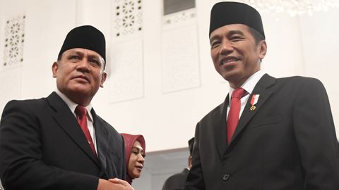 Jokowi dan Firli usai pelantikan Firli sebagai Ketua KPK di Istana Merdeka, Jakarta, 20 Desember 2019. Foto: ANTARA FOTO/Akbar Nugroho Gumay