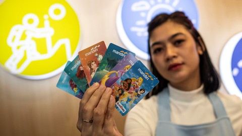 Model menunjukkan kartu e-money edisi Disney's Princess di arena Mandiri Karnaval, Kompleks Gelora Bung Karno, Senayan, Jakarta, Sabtu (5/10/2019). Foto: ANTARA FOTO/Aprillio Akbar