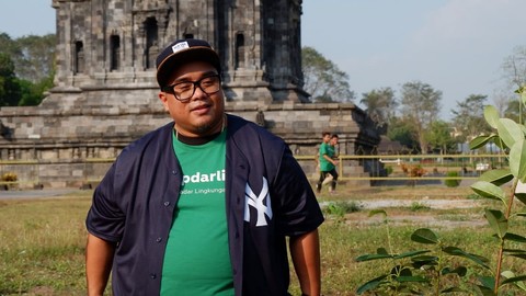 Igor Saykoji menanam pohon di Candi Prambanan, Yogyakarta, Rabu (26/6) Foto: DN. Mustika Sari/kumparan