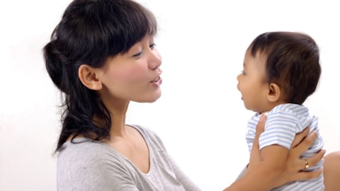 Ilustrasi ibu mengajari bayi bicara Foto: Shutterstock