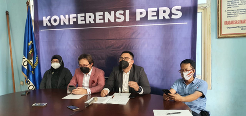 Tim DNT Lawyers, Boris Tampubolon (dua kiri) bersama Krido A. M. Sakali melakukan konferensi pers terkait pelarangan peliputan wartawan di kantor PWI Kota Depok. Foto: Dok. Istimewa