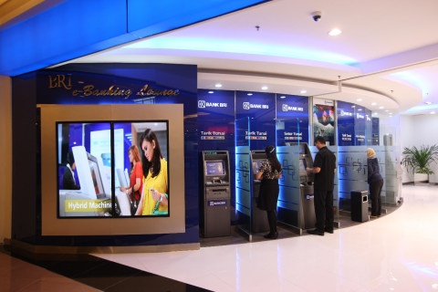 Para nasabah BRI menggunakan ATM di sebuah E-Banking Lounge BRI. BRI memastikan layanan perbankan tetap normal dalam kondisi listrik yang belum optimal saat ini. Foto: Dok. BRI