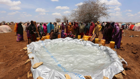 Para pengungsi di Somalia mengumpulkan air. Foto: REUTERS/Feisal Omar