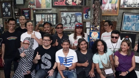 SLANK berfoto bersama dalam acara peluncuran video klip #Barengjokowi di Markas Slank, Jumat (15/3). Foto: Dicky Adam Sidiq/kumparan