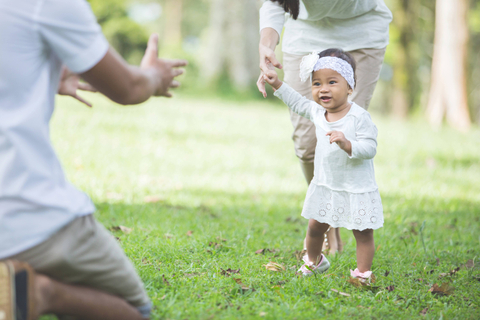 Ilustrasi anak berjalan di rumput. Foto: Shutter Stock