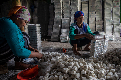 Pekerja membungkus garam beryodium di sentra industri pengolahan garam, Desa Bumimulyo, Batangan, Kabupaten Pati, Jawa Tengah, Senin (24/5/2021). Foto: Aji Styawan/Antara Foto