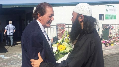 Reza Abdul Jabbar (kanan) dan Wali Kota Invercargill Tim Shadbolt. Foto: Dok. Istimewa