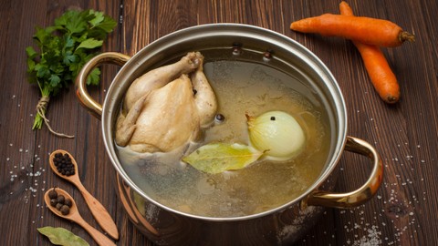 Ilustrasi MPASI kaldu ayam. Foto: Shutterstock/SEAGULL_L