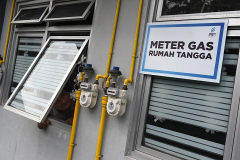Seorang warga mengamati meteran gas yang terpasang di dinding rumahnya di salah satu rumah susun di Surabaya, Jawa Timur. Foto: ANTARA FOTO/Zabur Karuru
