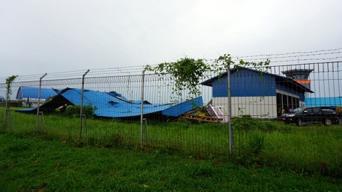 Bengkel kendaraan roboh di area Bandara DEO Kota Sorong, Papua Barat, Rabu (8/12/2021). Foto: Olha Mulalinda/ANTARA FOTO