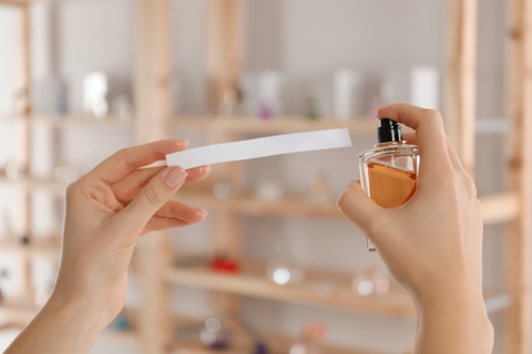 Ilustrasi memilih parfum. Foto: Shutterstock