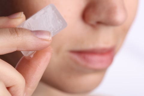 Dengan sepotong es batu, kamu bisa mendapatkan wajah yang lebih bersinar.Foto: Shutterstock